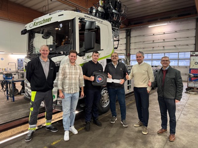 Neuer Container-LKW mit Recycling-Kran übernommen